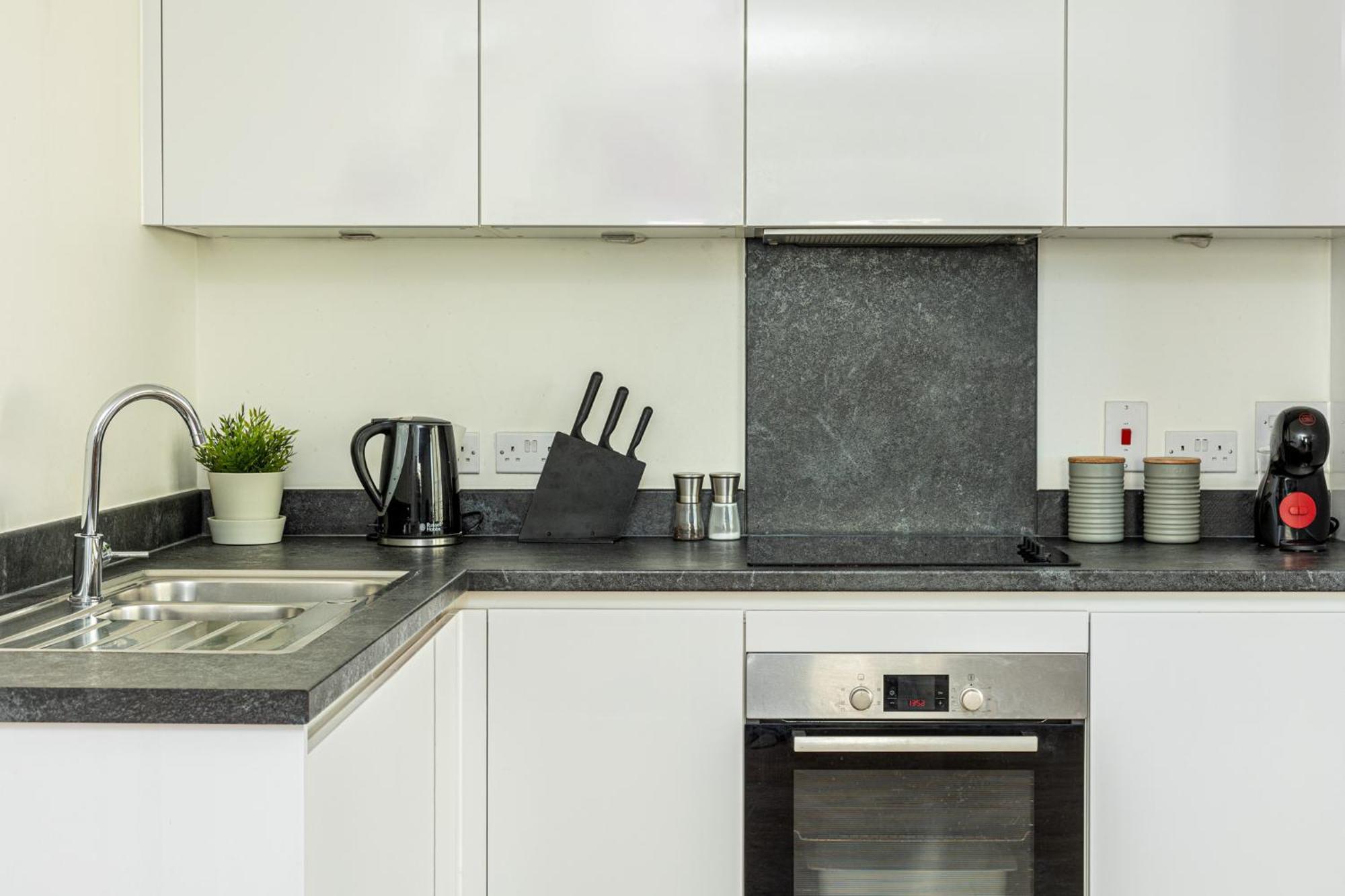 Modern New 2br Flat Wbalcony In Peaceful Brixton *