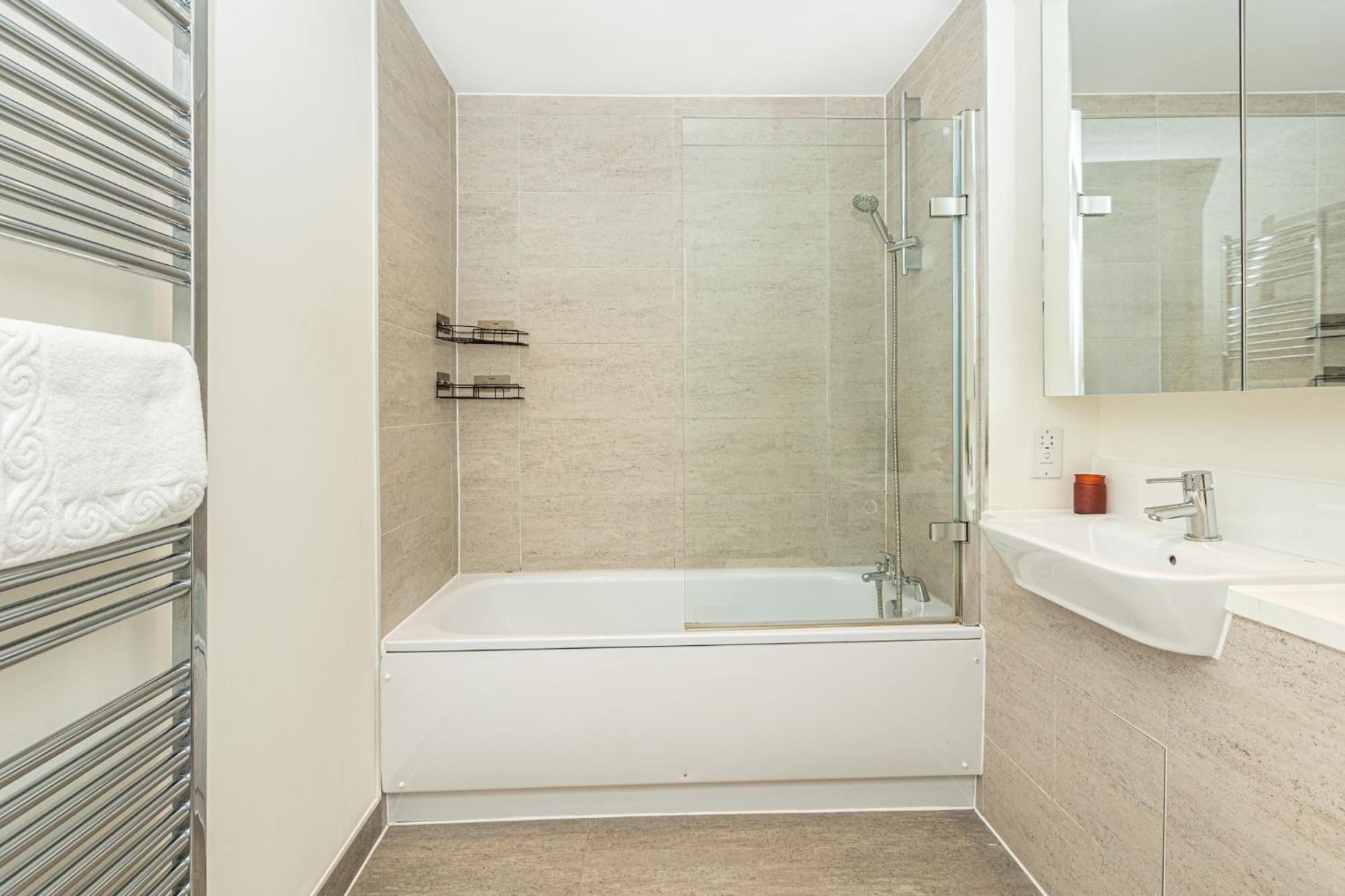 Modern New 2br Flat Wbalcony In Peaceful Brixton London